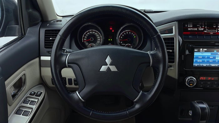 MITSUBISHI PAJERO-Steering Wheel Close-up