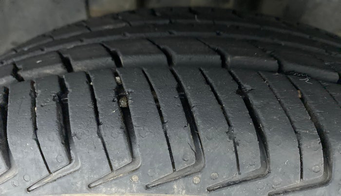 2016 Renault Kwid RXT, Petrol, Manual, 57,582 km, Left Front Tyre Tread
