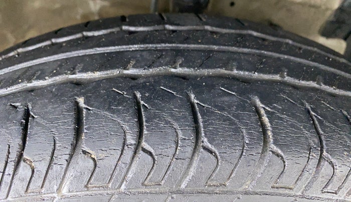 2016 Maruti Swift LXI OPT, Petrol, Manual, 47,934 km, Right Front Tyre Tread