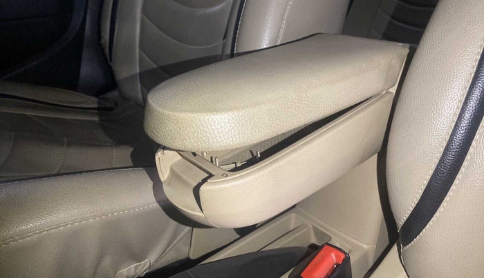 2017 Volkswagen Ameo HIGHLINE  PLUS 1.2, Petrol, Manual, 81,303 km, Driver seat - Armrest has miinor damage