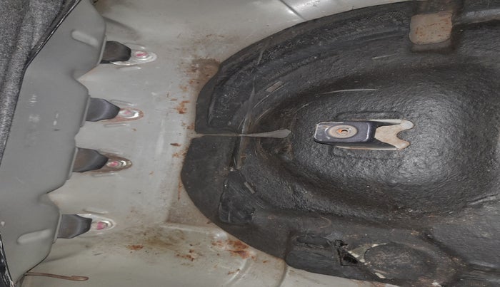2015 Maruti Alto K10 VXI, Petrol, Manual, 99,053 km, Boot floor - Slight discoloration