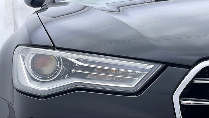 AUDI A6-Head Light RHS Crack