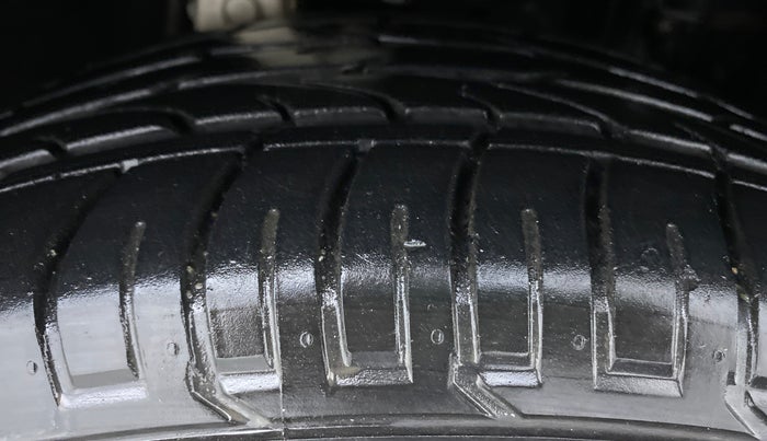 2020 Mahindra MARAZZO M 6 + 7 STR, Diesel, Manual, 10,653 km, Right Front Tyre Tread