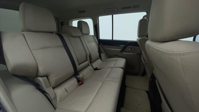 MITSUBISHI PAJERO-Right Side Door Cabin View