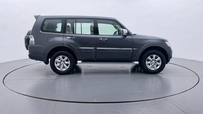 MITSUBISHI PAJERO-Right Side View