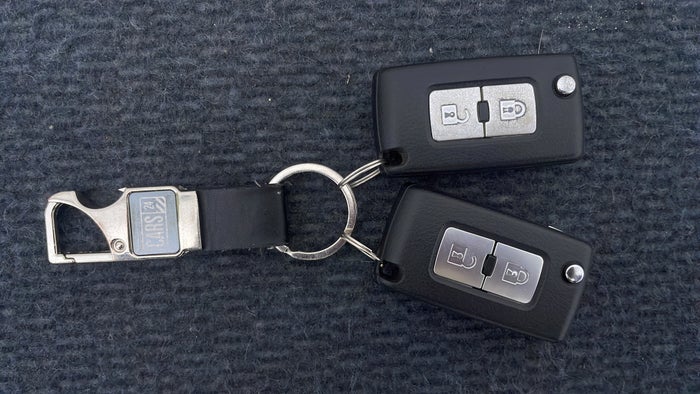 MITSUBISHI PAJERO-Key Close-up