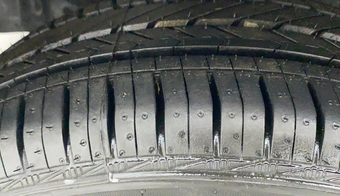2015 Toyota Etios Liva G, Petrol, Manual, 96,553 km, Left Front Tyre Tread