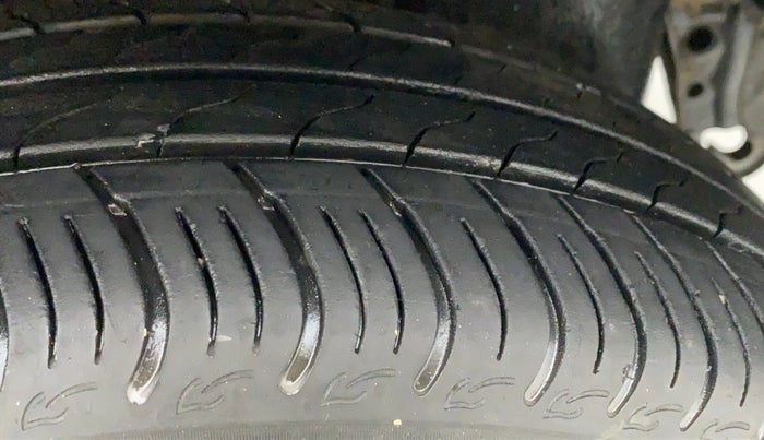 2015 Toyota Etios Liva G, Petrol, Manual, 96,553 km, Left Rear Tyre Tread