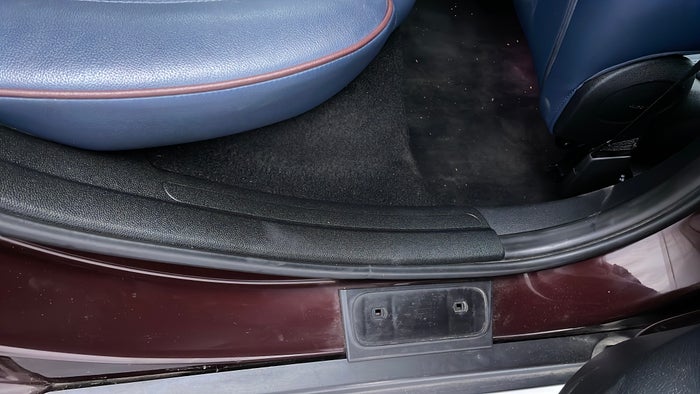 MINI CLUBMAN-Running Board RHS Sidestep End Cover Missing