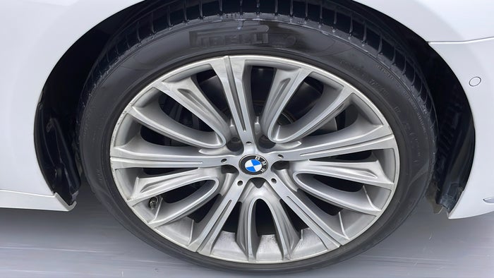 BMW 740LI-Alloy Wheel RHS Front Scratch