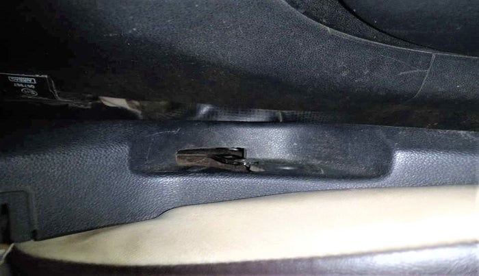 2017 Hyundai Elite i20 ASTA 1.2, Petrol, Manual, 40,986 km, Front left seat (passenger seat) - Folding lever cover has minor damage