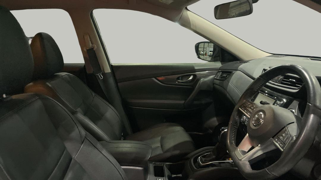 2017 Nissan X-trail St-l (FWD), Automatic, 73823 km, Right Side Front Door Cabin View