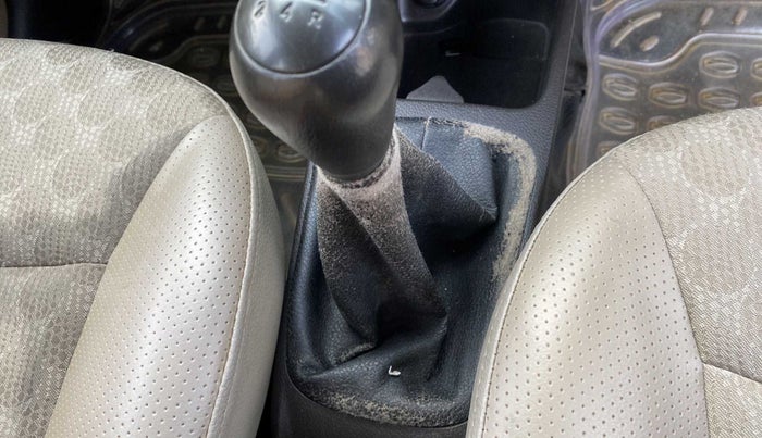 2017 Hyundai Eon MAGNA +, Petrol, Manual, 79,812 km, Gear lever - Boot cover slightly torn