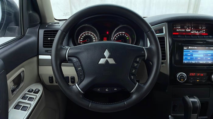 MITSUBISHI PAJERO-Steering Wheel Close-up