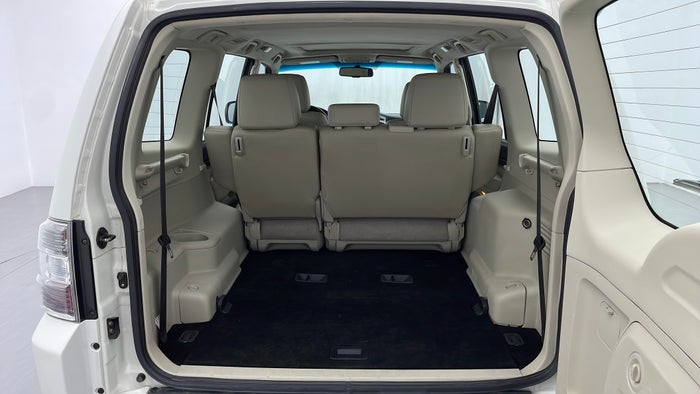 MITSUBISHI PAJERO-Boot Inside View
