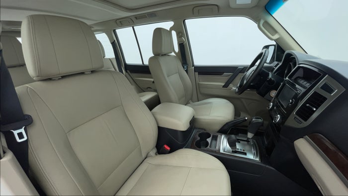 MITSUBISHI PAJERO-Right Side Front Door Cabin View