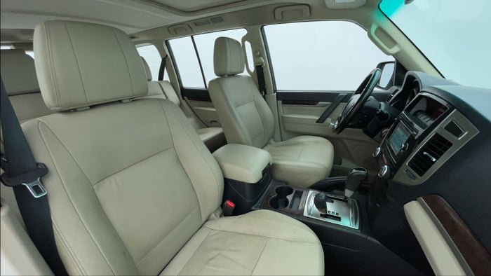 MITSUBISHI PAJERO-Right Side Front Door Cabin View