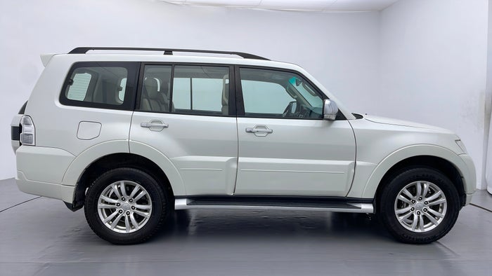 MITSUBISHI PAJERO-Right Side View