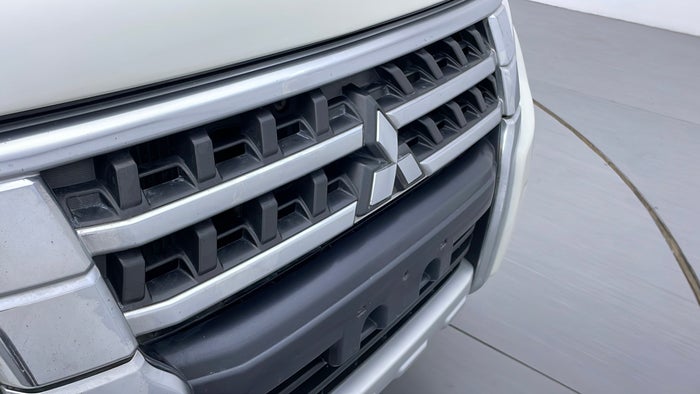 MITSUBISHI PAJERO-Grill Chrome Chip