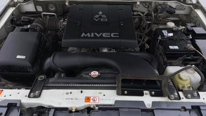 MITSUBISHI PAJERO-Engine Bonet View