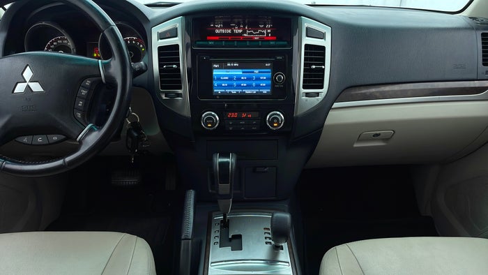 MITSUBISHI PAJERO-Center Console