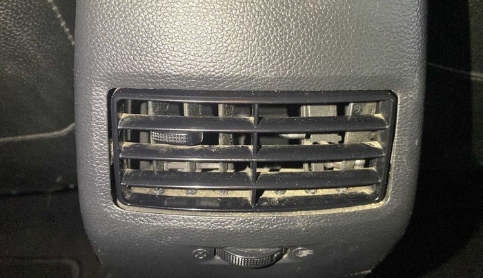 2017 Hyundai Elite i20 SPORTZ 1.2, Petrol, Manual, 44,207 km, AC Unit - Rear vent has minor damage