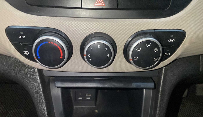 2015 Hyundai Xcent S 1.2, CNG, Manual, 87,047 km, Infotainment system - Parking sensor not working
