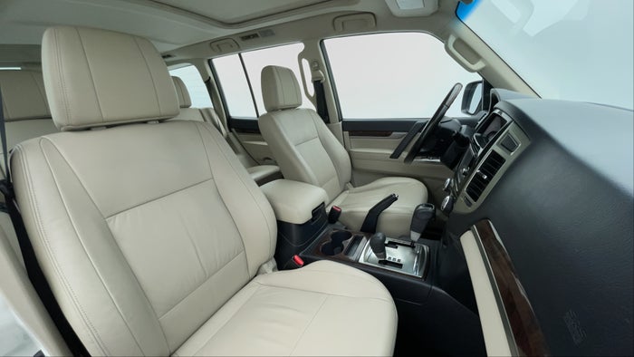 MITSUBISHI PAJERO-Right Side Front Door Cabin View