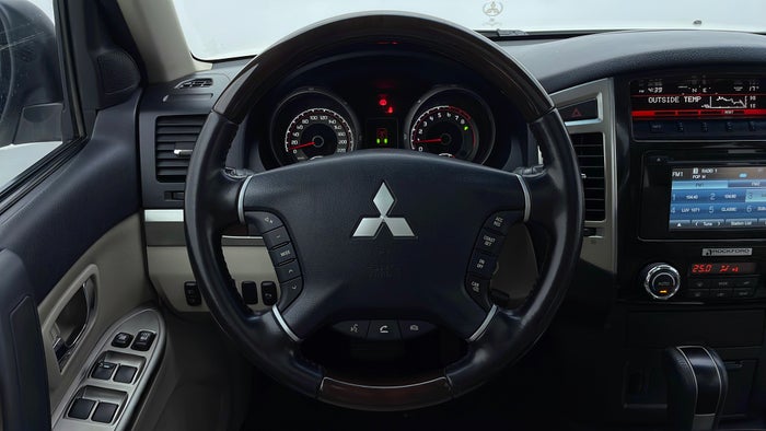 MITSUBISHI PAJERO-Steering Wheel Close-up