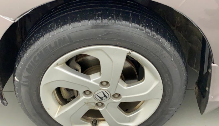 2016 Honda City V MT PETROL, Petrol, Manual, 33,591 km, Left front tyre - Minor crack