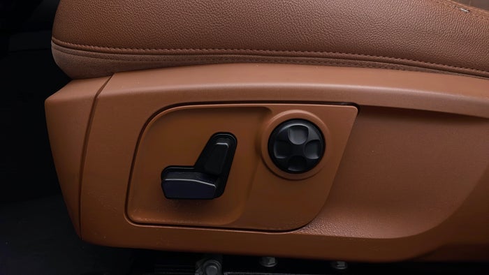 MASERATI LEVANTE-Driver Side Adjustment Panel