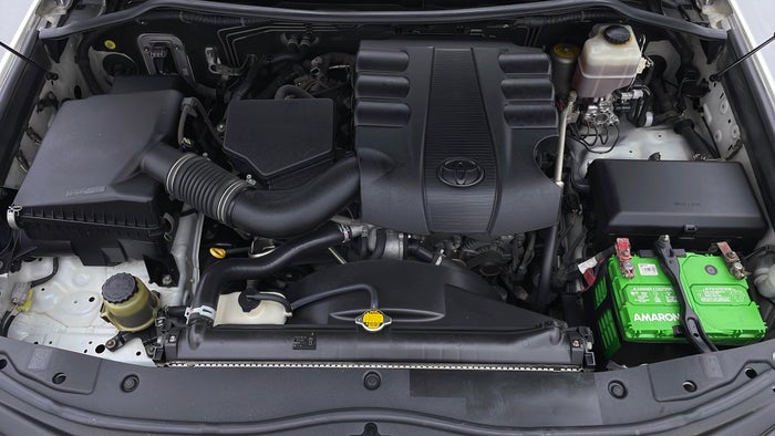 TOYOTA LAND CRUISER-Engine Bonet View