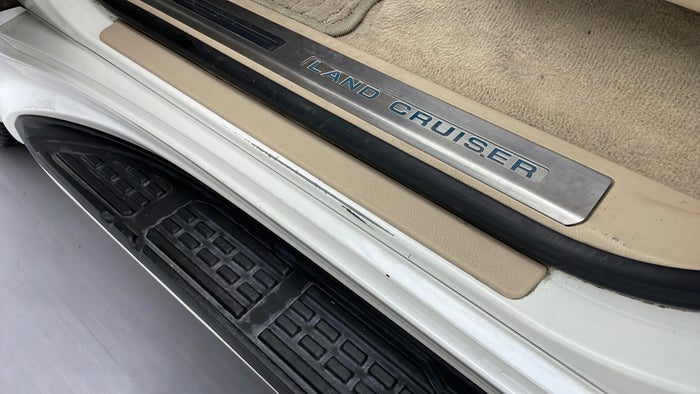 TOYOTA LAND CRUISER-Running Board LHS Scratch