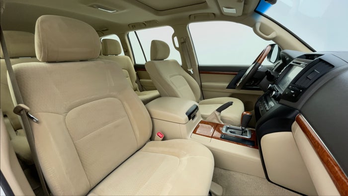TOYOTA LAND CRUISER-Right Side Front Door Cabin View