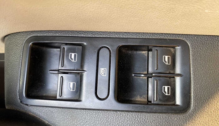 2014 Volkswagen Polo COMFORTLINE 1.2L PETROL, Petrol, Manual, 83,695 km, Right front window switch / handle - Minor damage