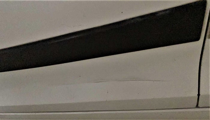 2014 Maruti Swift VXI, Petrol, Manual, 93,013 km, Front passenger door - Minor scratches