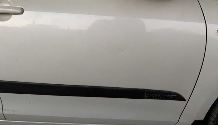 2014 Maruti Swift VXI, Petrol, Manual, 93,013 km, Driver-side door - Minor scratches