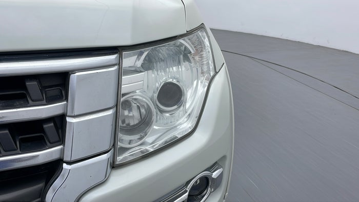 MITSUBISHI PAJERO-Head Light LHS Fading