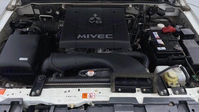 MITSUBISHI PAJERO-Engine Bonet View