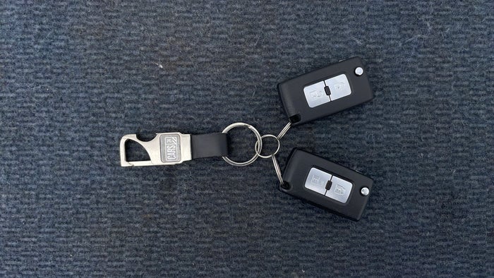 MITSUBISHI PAJERO-Key Close-up