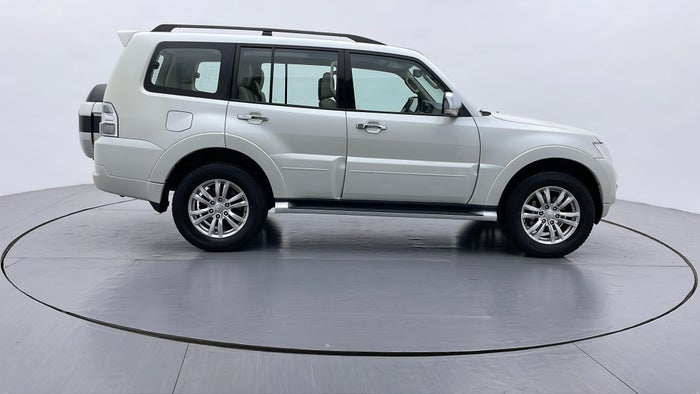 MITSUBISHI PAJERO-Right Side View