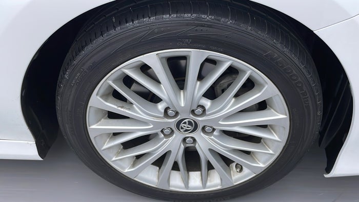 TOYOTA CAMRY-Alloy Wheel RHS Front Scratch