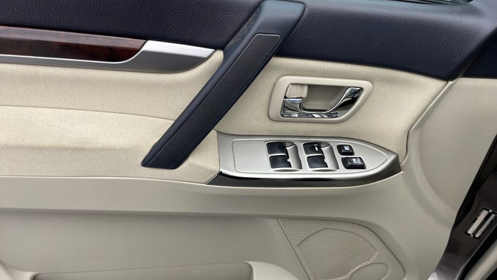 MITSUBISHI PAJERO-Door Interior LHS front Color Fade