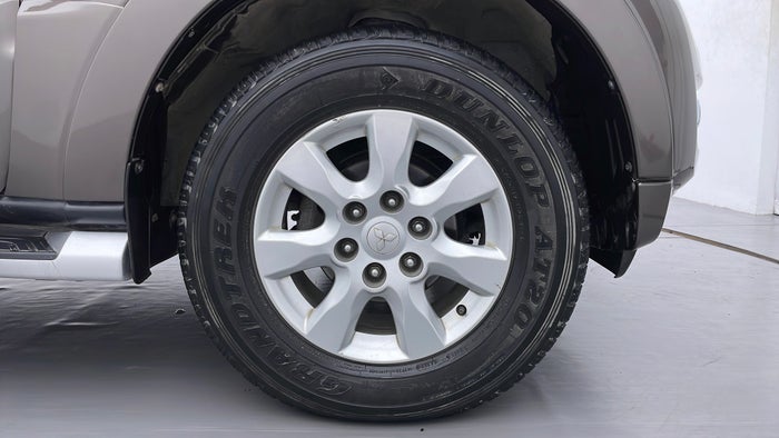 MITSUBISHI PAJERO-Right Front Tyre