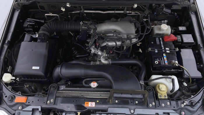 MITSUBISHI PAJERO-Engine Bonet View