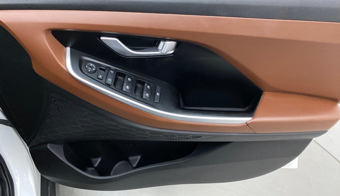 2022 Hyundai ALCAZAR PRESTIGE 1.5 MT 7STR, Diesel, Manual, 16,747 km, Driver Side Door Panels Control