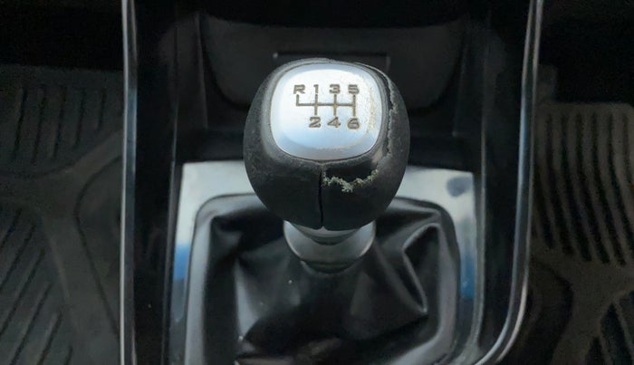 2019 MG HECTOR SHARP 2.0 DIESEL, Diesel, Manual, 66,583 km, Gear lever - Knob cover torn