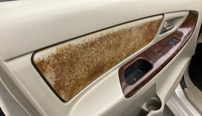2012 Toyota Innova 2.5 VX 8 STR, Diesel, Manual, 89,785 km, Front passenger door - Trim has minor damage