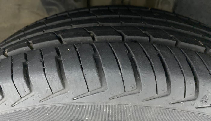 2018 Renault Kwid 1.0 RXT Opt, Petrol, Manual, 63,276 km, Right Front Tyre Tread
