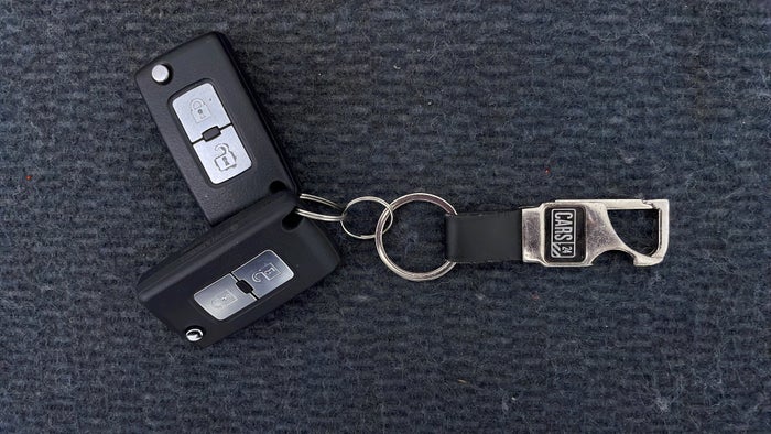MITSUBISHI PAJERO-Key Close-up